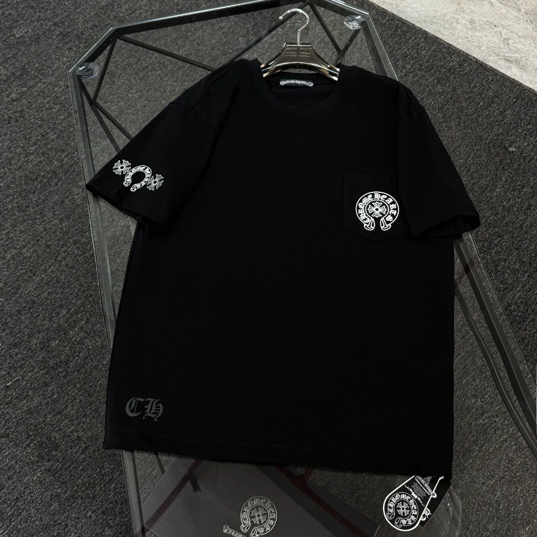 P170 Chrome Hearts Chrome Hearts 25 high version. The fabric is made of 300g high-density pure cotton. It does not deform or shrink. It has three labels. It is the same style for men and women. Technology: Gradient digital printing. Color: White. Black. SIZE: S-XL.